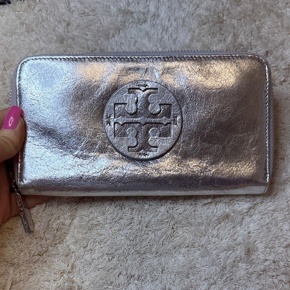 Tory Burch Metallic Leather Continental Zip Around Wallet - Picture 2 of 11